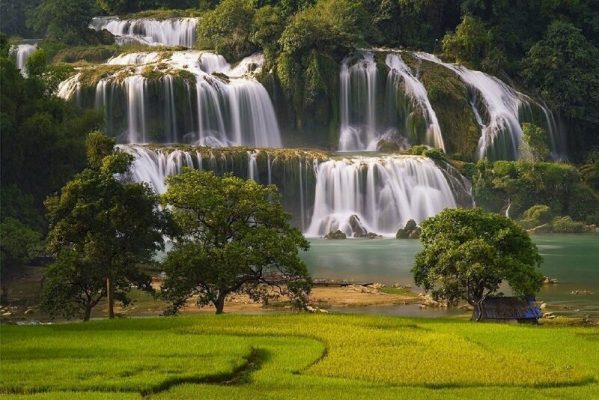 Tranh thác nước núi rừng